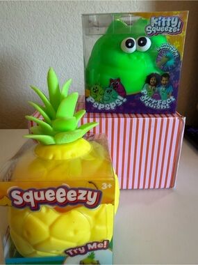💚💚”KITTY PERFECT Squeeze”💚 PINEAPPLE Squishy - VERY SOFT JUMBO SQUISH!!🍍🍍